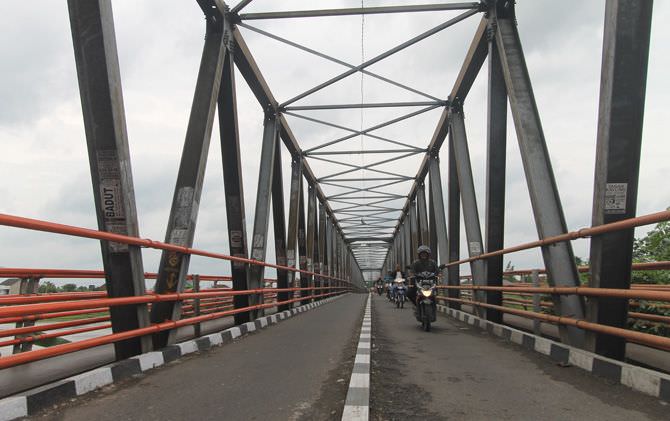 akses-transportasi-utama-seberangi-sungai-brantas
