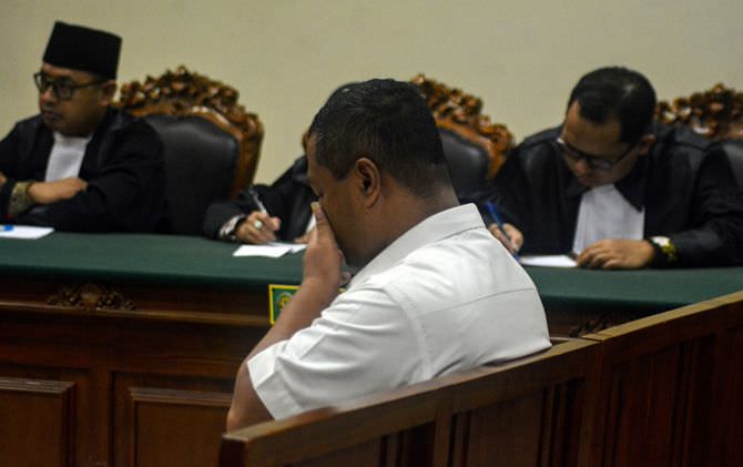 ikfina-fatmawati-terlihat-tegar-istri-sejumlah-pejabat-pingsan