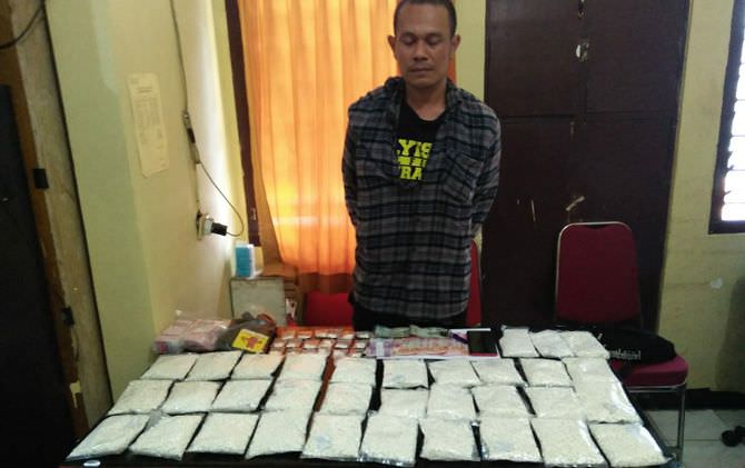 jadi-to-polisi-agus-malah-siapkan-satu-meja-pil-koplo