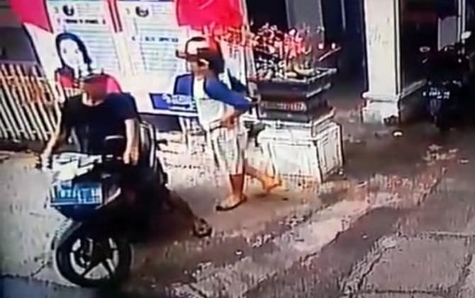 maling-helm-terekam-cctv-dibuntuti-mencuri-lagi-lalu-dimassa