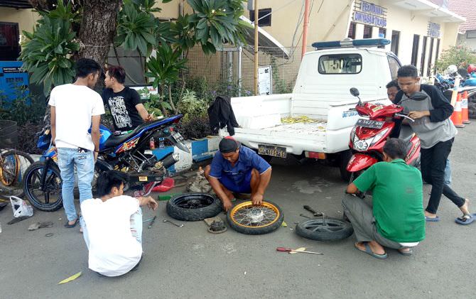 panggil-tukang-bengkel-pelanggar-ganti-ban-standar-di-kantor-polisi