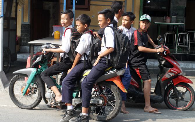 pelajar-bawa-motor-menjamur-boncengan-tiga-tak-pakai-helm