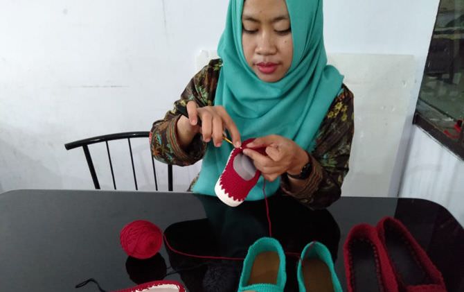 penyiar-radio-yang-beralih-profesi-jadi-guru-dan-perajin-rajut