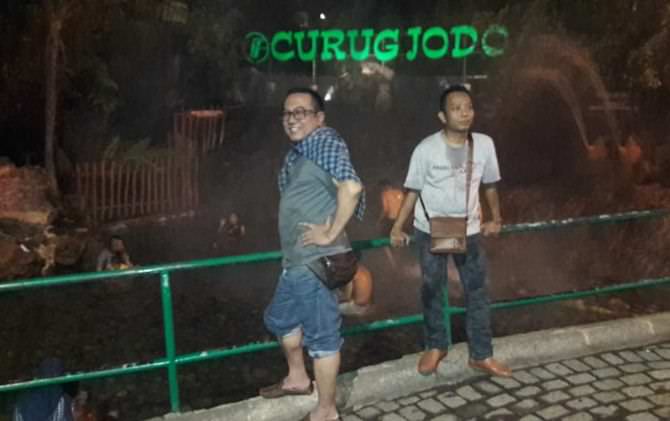 segarnya-air-panas-alami-curug-jodo-subang