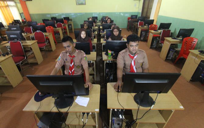 sekolah-pakai-pc-saat-usbn-tapi-siapkan-smartphone