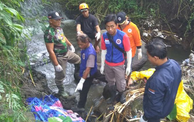 tewas-terpeleset-hendak-beri-makan-kambing