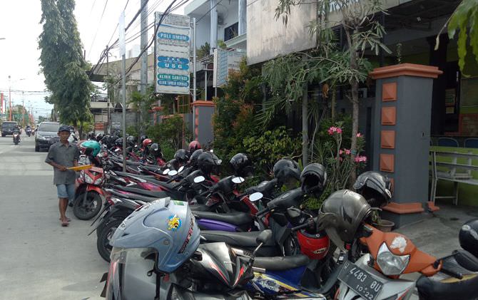 aneh-trotoar-dimanfaatkan-jadi-areal-parkir-puskesmas