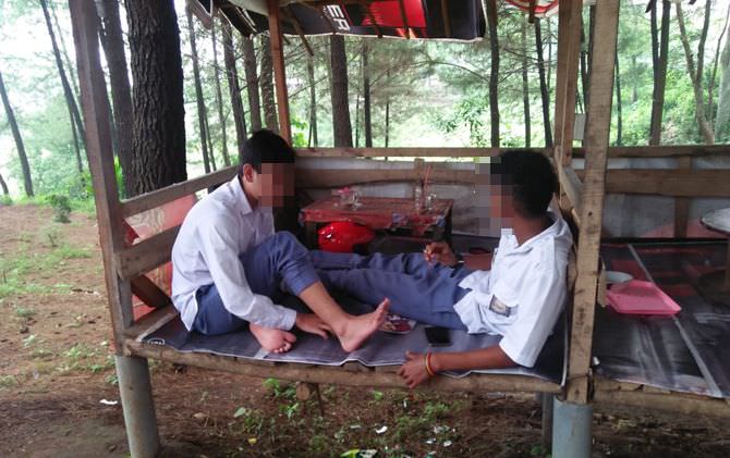 bolos-sekolah-pelajar-ini-asyik-ngopi-sambil-merokok