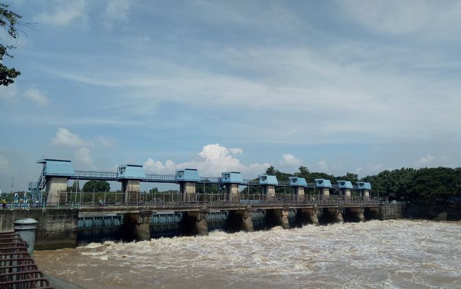 elevasi-sungai-brantas-naik-delapan-pintu-rolak-songo-dibuka