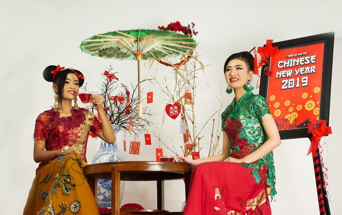 merah-imlek-berpadu-batik-mempererat-hubungan-jawa-china