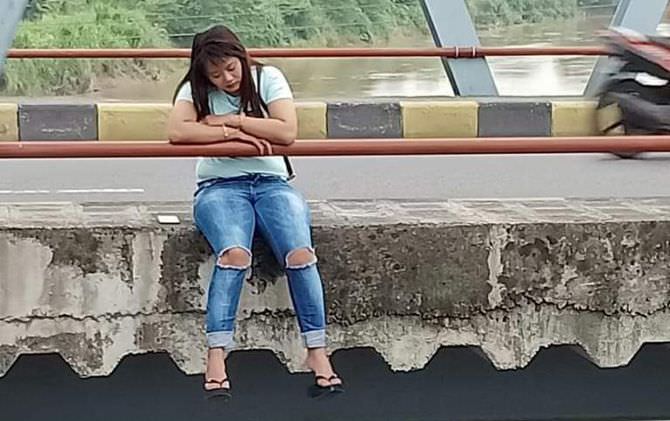 si-cantik-ini-bertingkah-aneh-duduk-bergelantungan-di-tepi-jembatan