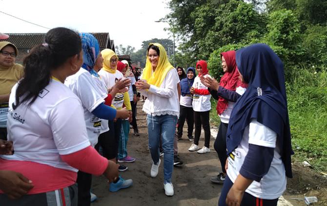 ajak-hidup-sehat-dr-dewi-ema-anindia-senam-bersama-warga