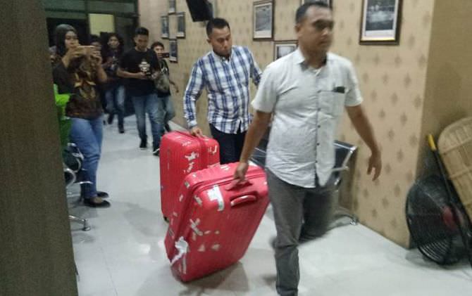 dalami-kasus-tppu-kpk-amankan-dua-koper-diduga-berisi-dokumen