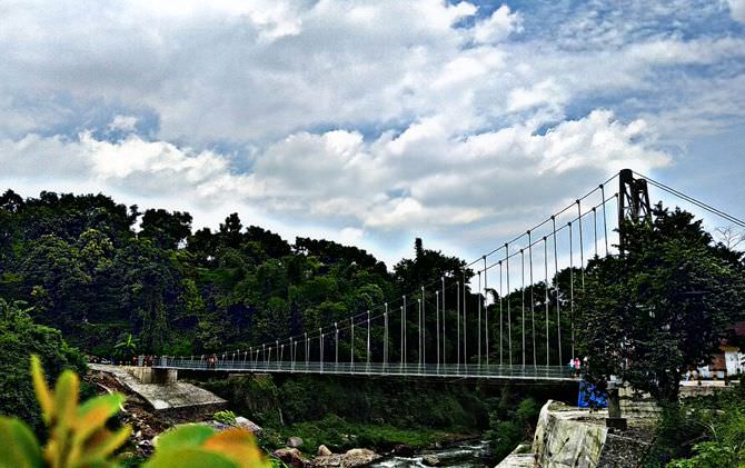 jembatan-gantung-suguhkan-panorama-gunung-anjasmoro-dan-welirang