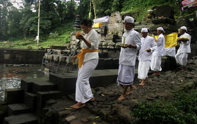 makna-di-balik-percikan-air-suci-dalam-melasti
