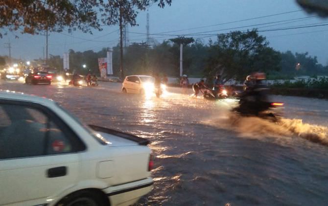 sungai-patung-meluap-jalur-mojokerto-pasuruan-lumpuh