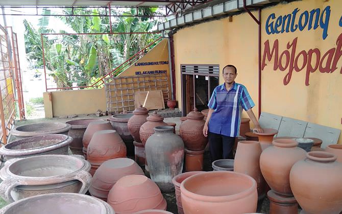 kerajinan-gentong-dan-guci-bermotif-majapahitan-nyaris-gulung-tikar