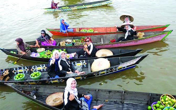 pasar-terapung-lokba-intan-asyiknya-bertransaksi-di-atas-sungai