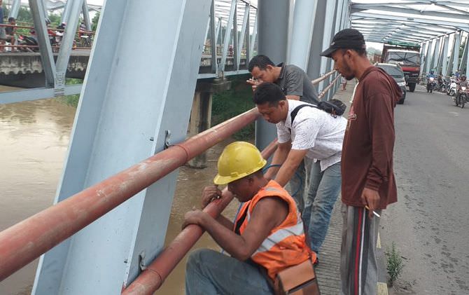 pekerja-maintenance-jembatan-kecemplung-sungai-brantas-tergulung-arus