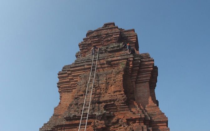 candi-brahu-dibersihkan-cabut-rumput-dengan-tangan-kosong