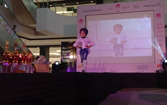 pesona-kecantikan-miss-hijab-menarik-perhatian-pengunjung-sunrise-mall