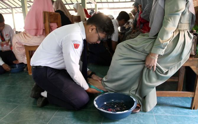 hari-pertama-sekolah-siswa-basuh-kaki-ibu-mohon-restu-menimba-ilmu