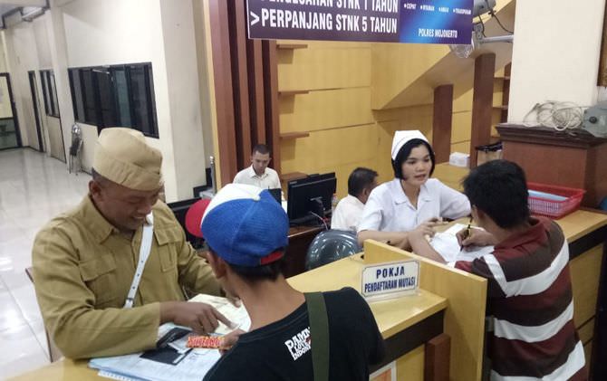 kenakan-kostum-polisi-tempo-dulu-gratiskan-sim-hingga-beri-cokelat