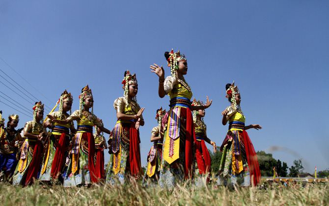 pesona-tarian-mojo-putri-majapahit-warnai-kirab-hasil-bumi