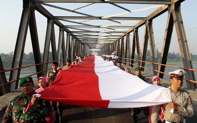 bendera-merah-putih-sepanjang-740-meter-membentang-di-mojokerto-raya