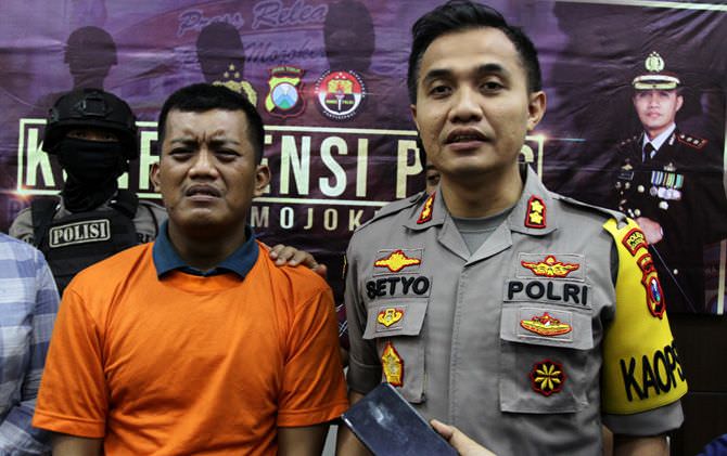 doyan-remas-payudara-wanita-muda-satpam-mewek-saat-ditangkap-polisi
