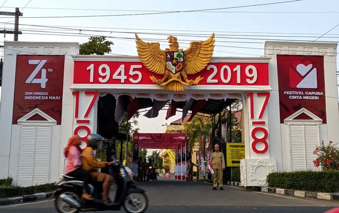 graha-merdeka-majapahit-gapura-polres-bernuansa-kolonial-belanda