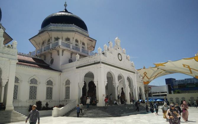 masjid-raya-baiturrahman-banda-aceh-bergaya-arsitektur-dua-benua