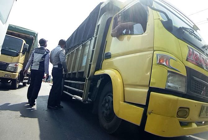awas-pakai-ban-vulkanisir-bisa-ditilang
