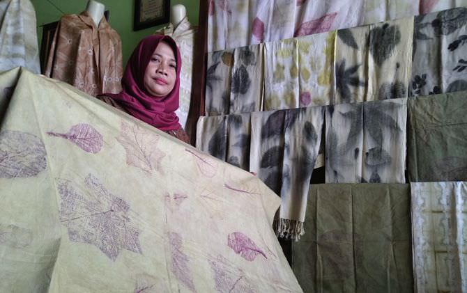 kreasi-batik-ecoprint-lebih-ramah-lingkungan-motif-pakai-dedaunan