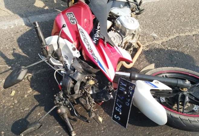 motor-oleng-tabrak-mobil-di-raya-by-pass-mojokerto