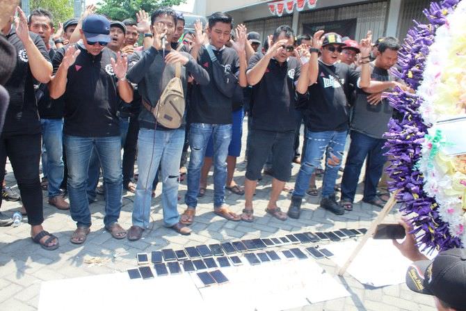 protes-insentif-gelar-salat-jenazah-di-kantor-gojek