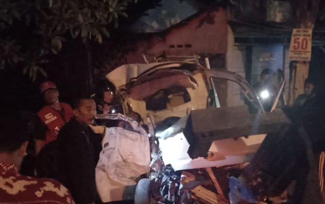 bus-vs-pikap-satu-tewas-empat-luka-luka
