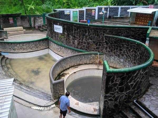 wisatawan-dievakuasi-air-panas-ditutup