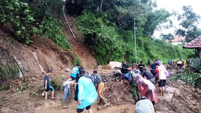 pacet-diterjang-longsor-dan-banjir
