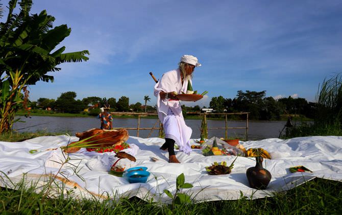 tolak-bala-larung-kepala-kambing-dan-sapi-di-sungai-brantas