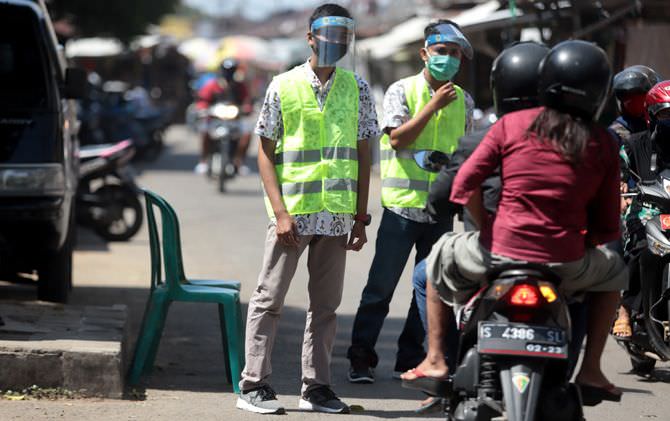 langgar-tatanan-normal-baru-ktp-disita-hingga-izin-usaha-dicabut