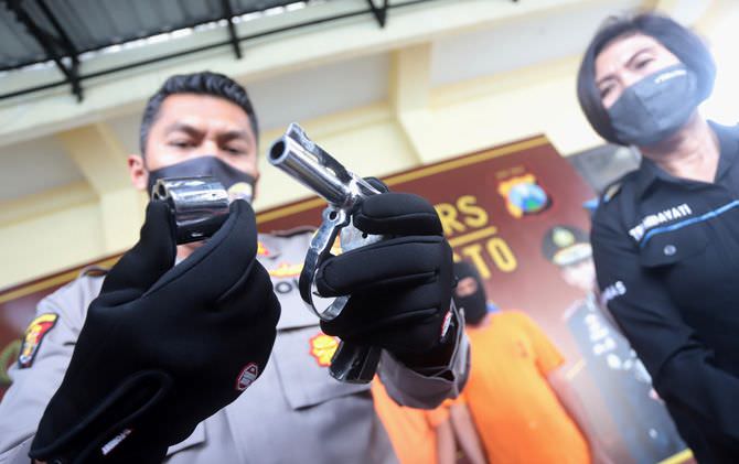 todongkan-pistol-rakitan-maling-motor-tewas-diberondong-peluru-polisi
