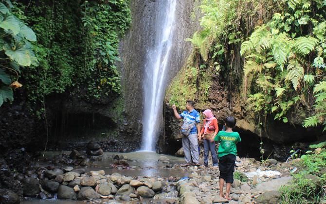 air-terjun-coban-cebol-masih-alami-favorit-wisatawan-milenial