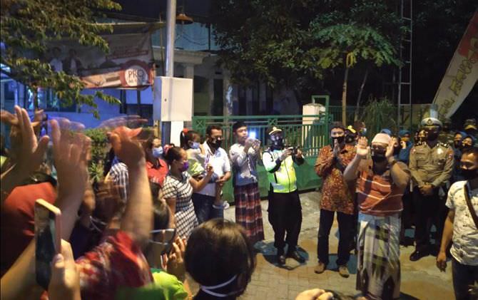 disambut-kembang-api-teteskan-air-mata-dan-sujud-syukur