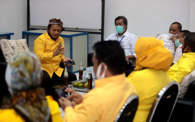 ketua-dpd-golkar-jatim-sarmuji-kader-harus-terbuka-dengan-media