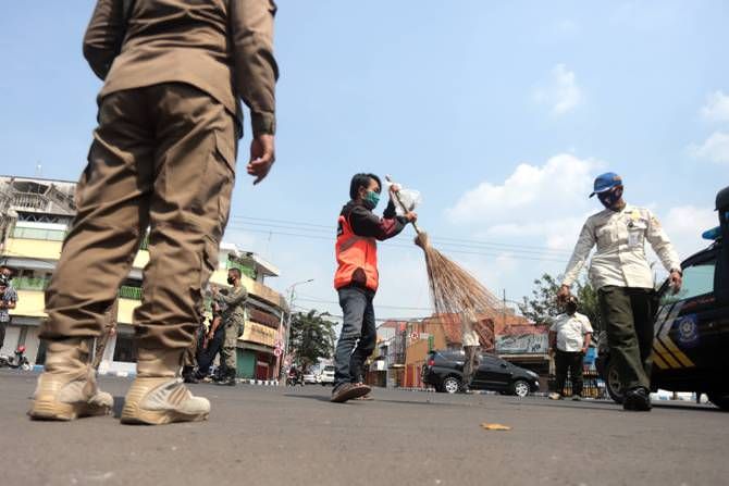 tak-pakai-masker-nyapu-alun-alun