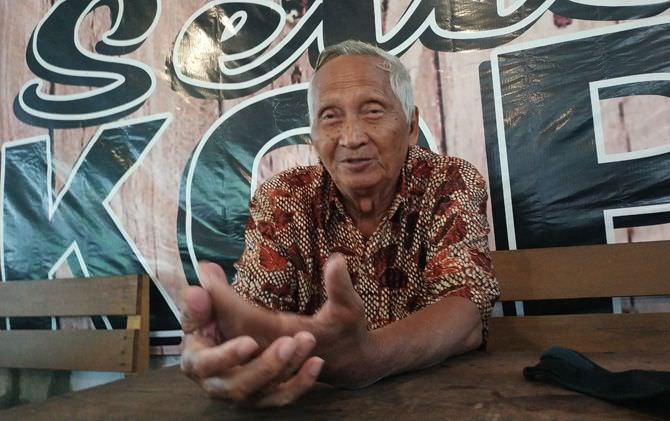 dulu-penonton-robohkan-tembok-sekarang-cuma-kemulan-sarung