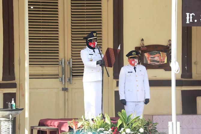 ning-ita-upacara-di-sekolah-soekarno-kecil