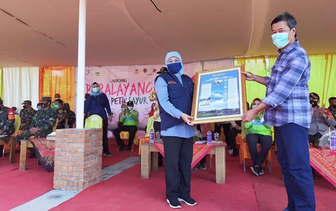SINERGI: Direktur Jawa Pos Radar Mojokerto M. Nur Kholis memberikan buah tangan kepada Gubernur Khofifah.