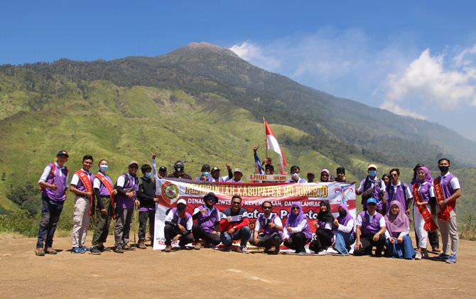 pesona-gunung-pundak-claket-jalur-bersahabat-bagi-pemula